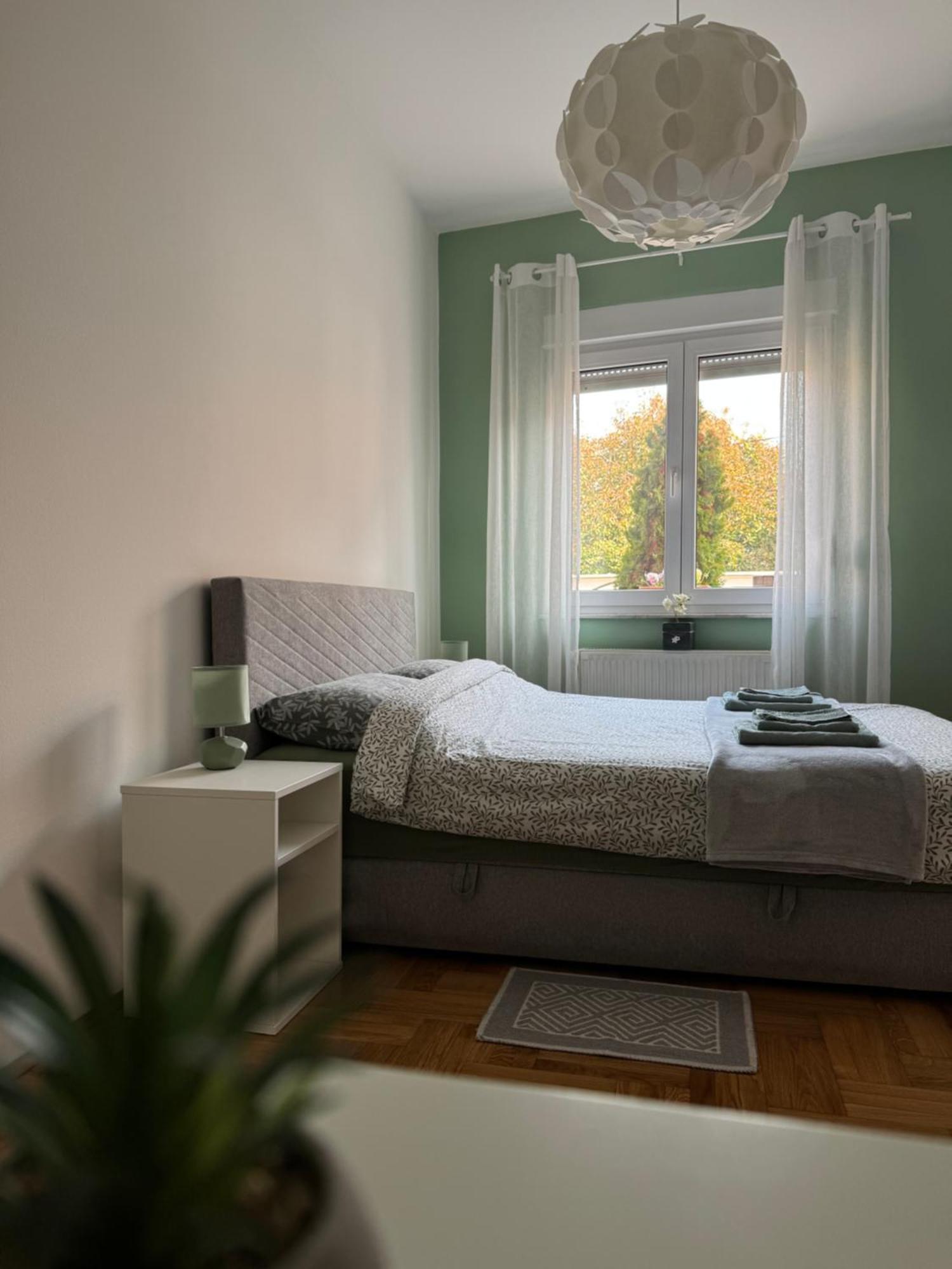 Twins - Private Parking Apartment *